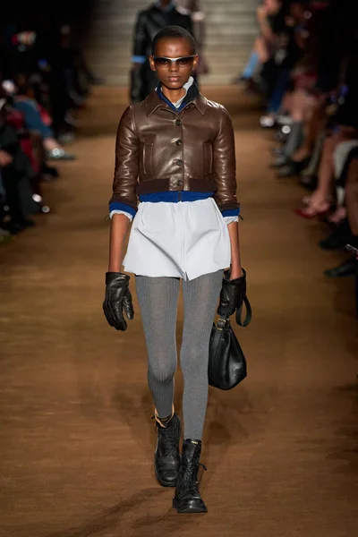 Look 16